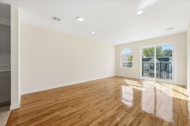 Building Photo - 624 Bramhall Ave