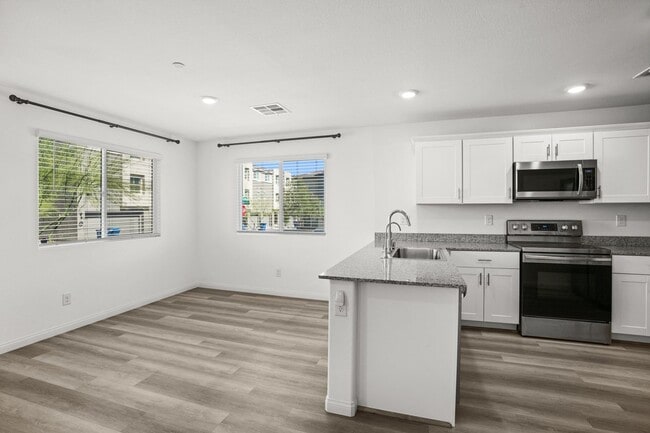 Building Photo - Beautiful 3 BR 2.5 BA Townhouse built in 2...