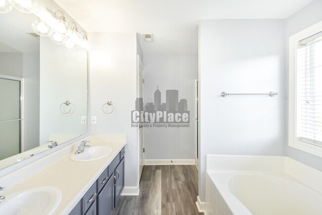 Building Photo - 4440 Valley Trace Dr