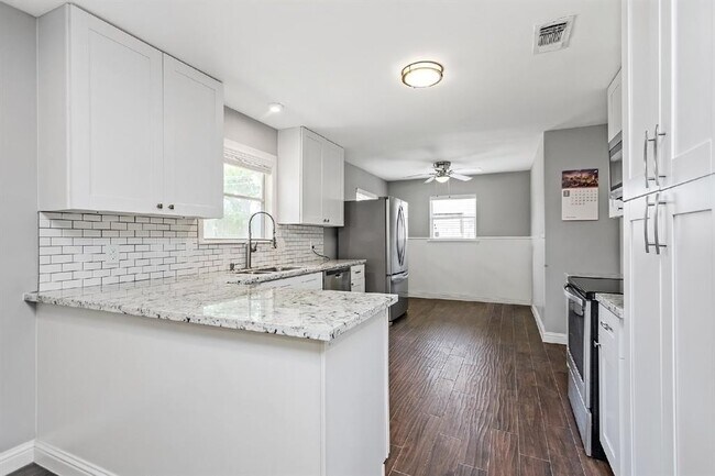 Building Photo - 1719 Longhorn Dr