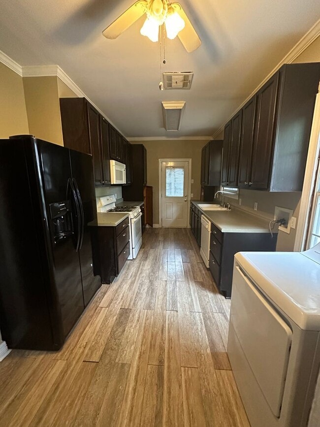 Building Photo - Broadmoor 3 Bedroom