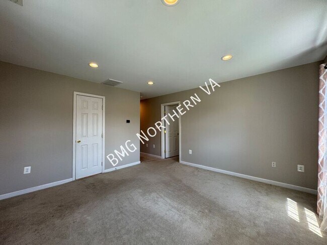 Building Photo - 1909 Rollins Dr