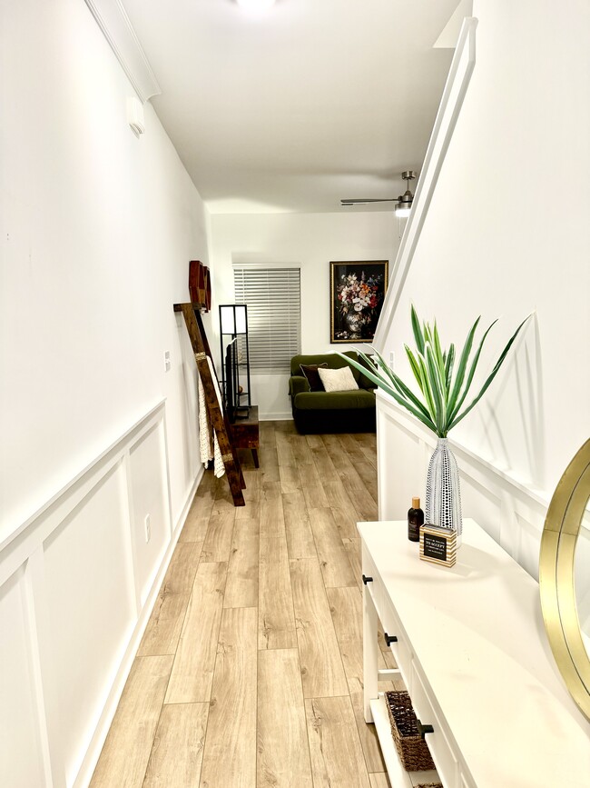 Building Photo - Luxury Townhome