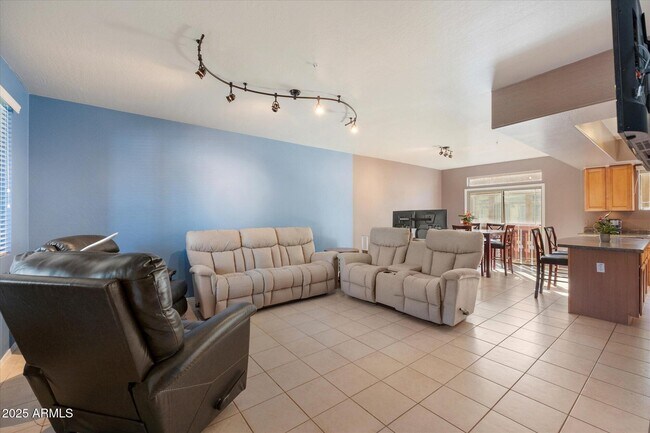 Building Photo - 3250 W Greenway Rd