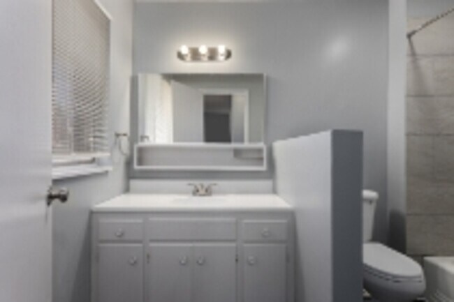 Building Photo - 401 W 87 Pl