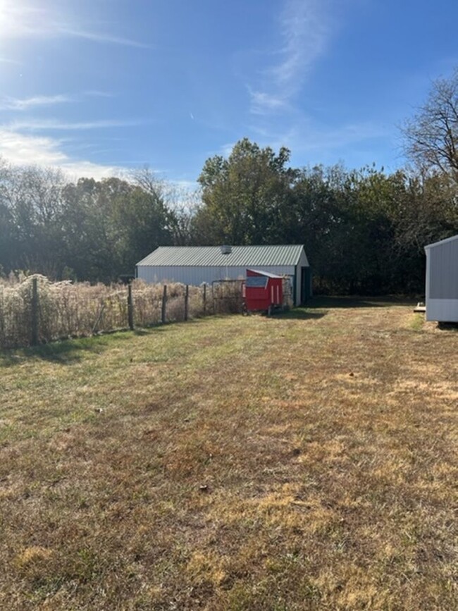 Building Photo - Country Living with all the Extras!