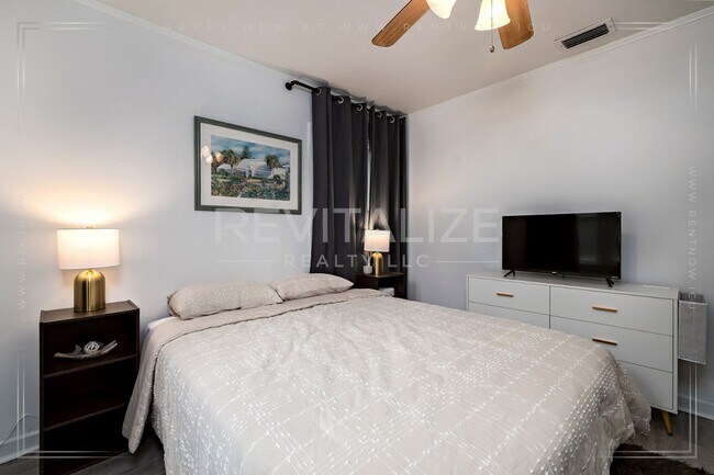 Building Photo - HALF-OFF DEPOSIT SPECIAL! Furnished 2 Bedr...