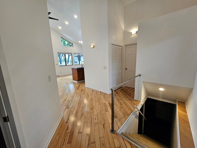 Interior at front entrance - 4301 Quaker Trl NE