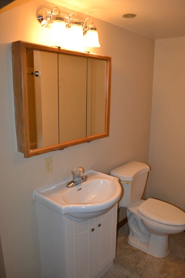 Building Photo - Remodeled 3-bedroom, open floor plan, Newe...