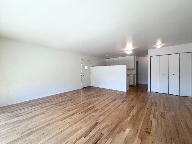Building Photo - 2 Bed 1 Bath with Back Patio in Montavilla!