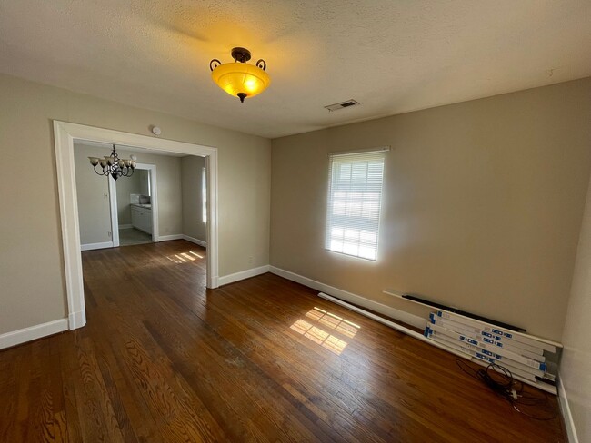 Building Photo - Cozy Bungalow Style Home