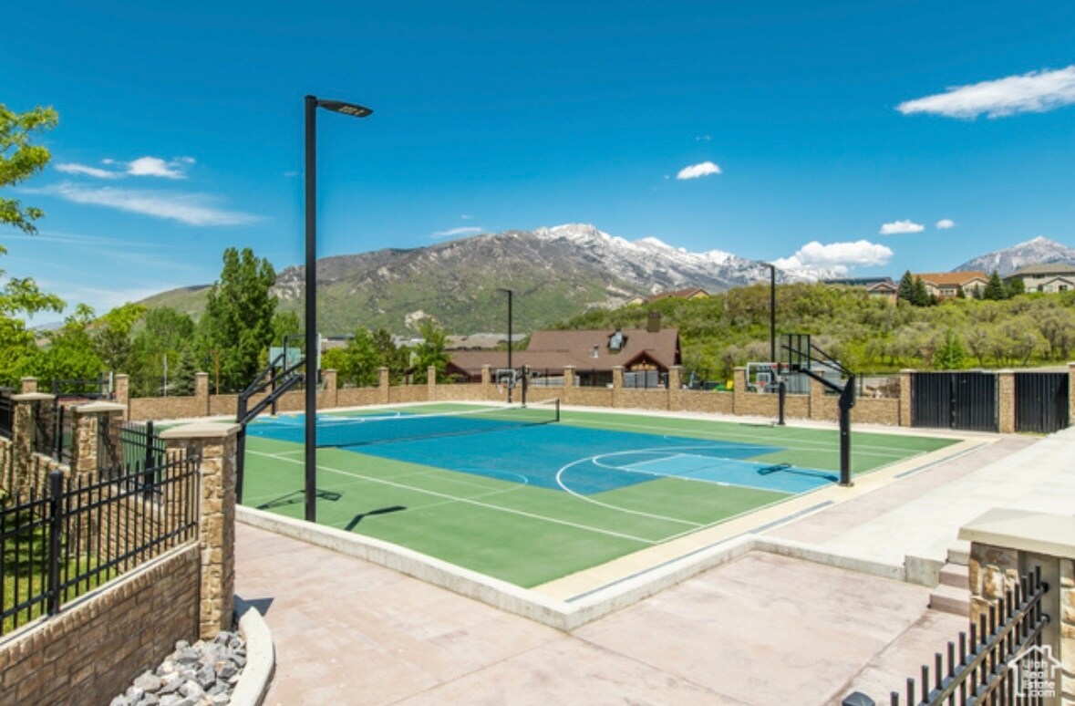 Courts - 14902 S Saddle Leaf Ct