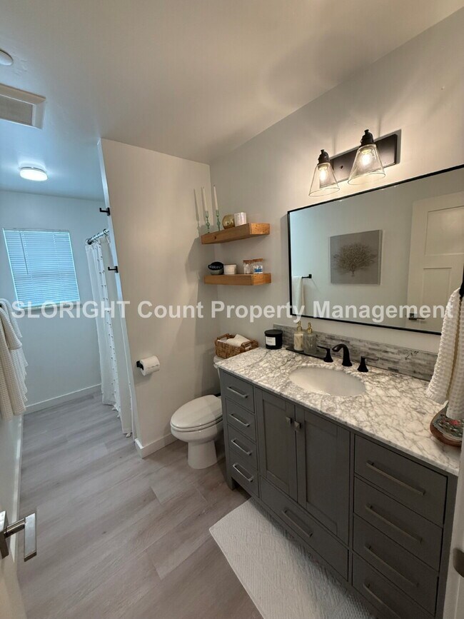 Building Photo - AVAILABLE SEPTEMBER- Walking Distance From The Beach - 3 Bed / 2 Bath