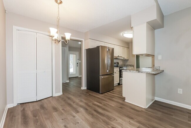 Building Photo - 813 Regal Palm Ct