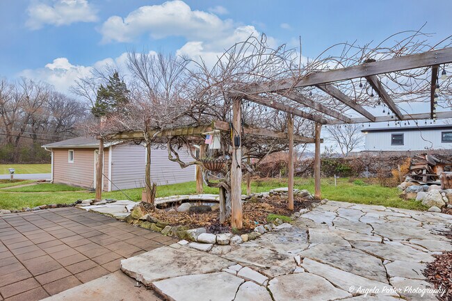 Building Photo - 40 Pine Tree Row