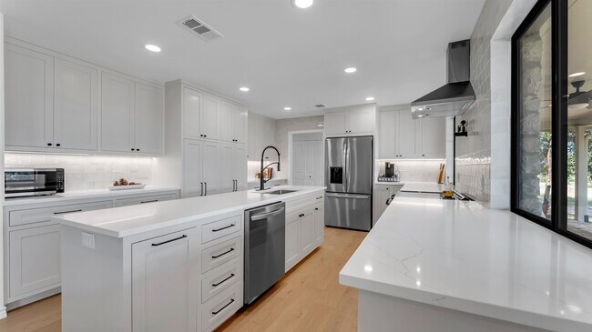 Building Photo - 113 W Bluebonnet Rd