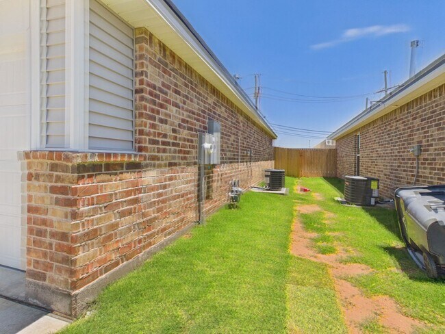 Building Photo - Great 2 Bedroom in West Plains District