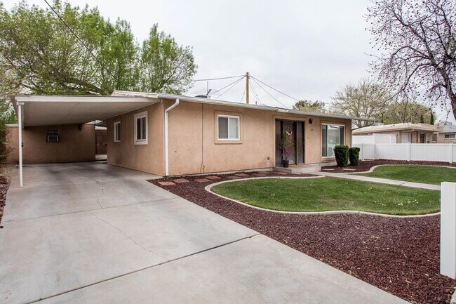 Building Photo - Beautiful Private Yard! Covered Parking!