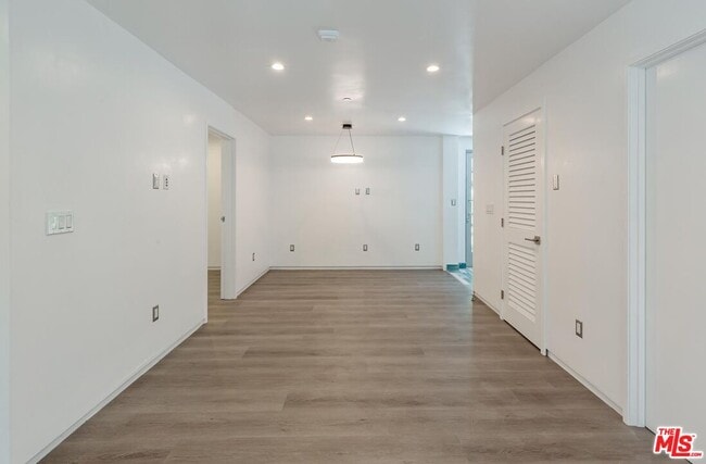 Building Photo - 613 6th Ave