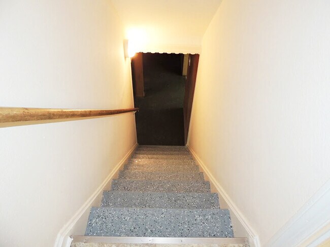 Building Photo - 3 Bedroom - 1.5 Bathroom Home for Rent!