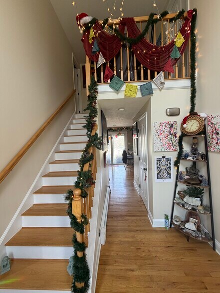 Front door entranceway - 207 Pasture Dr
