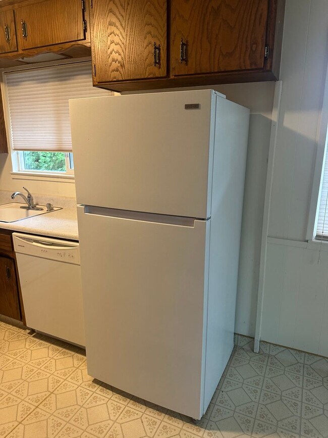 Building Photo - Charming Cascade Shores Retreat 2/1 1,000 ...