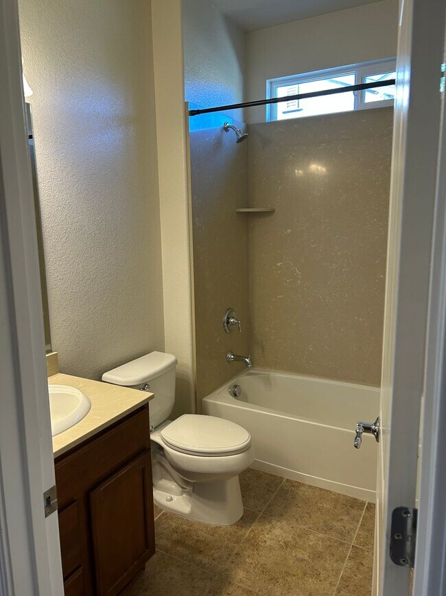 Building Photo - **READY FOR MOVE IN** Somersett Townhome