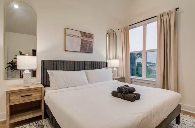 Building Photo - 3311 Daphne St