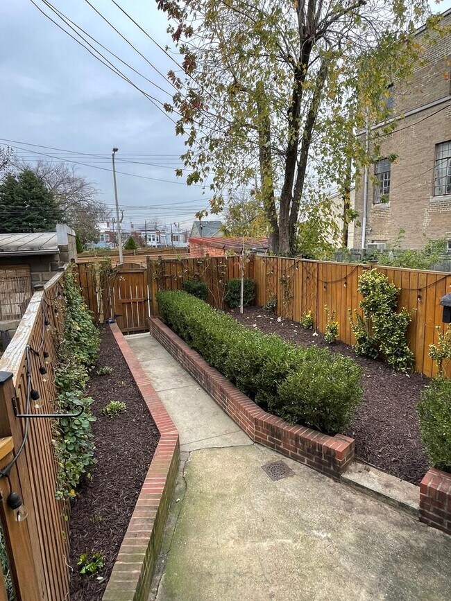 Building Photo - Beautiful Petworth Row House On Grant Circle Park W/Parking Included, Pets Welcomed, Updated Kitc...