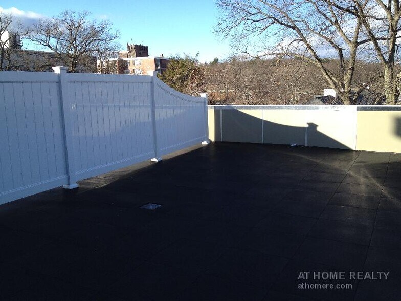 Building Photo - 321 Hammond Pond Pky