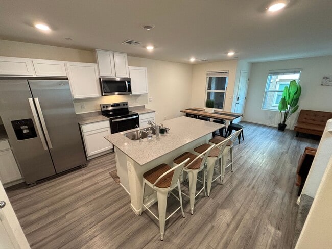 Building Photo - Gorgeous 3Bed/2.5Bath/2Car Townhome located in Southwest Las Vegas- Make the Move for Less: $300 ...