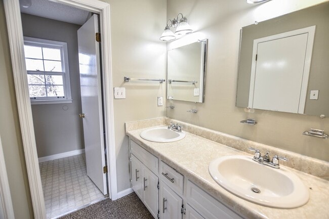 Building Photo - Centrally Located Three Bedroom!