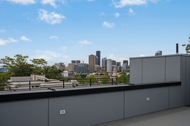 Building Photo - 1414 E Howell St