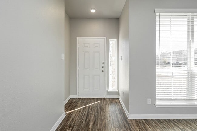 Building Photo - Bright & Cozy Home
