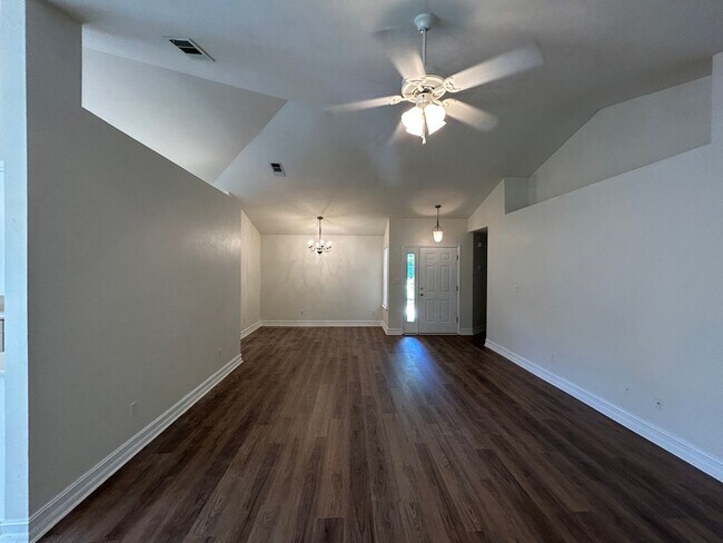Building Photo - 2031 Sunny Dale Dr