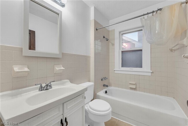 Building Photo - 1467 Larchmont Rd