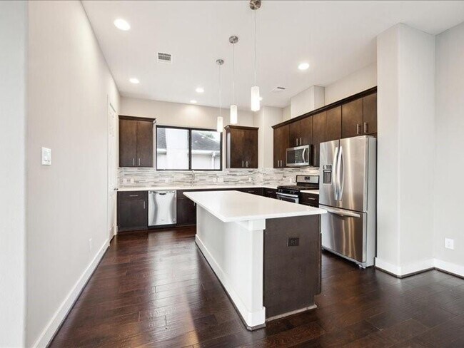Building Photo - 3212 N MacGregor Way