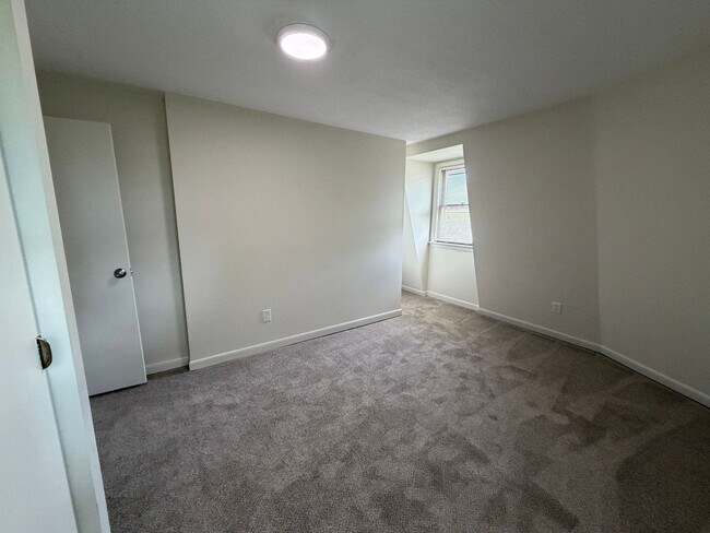 Building Photo - 682 Beech St