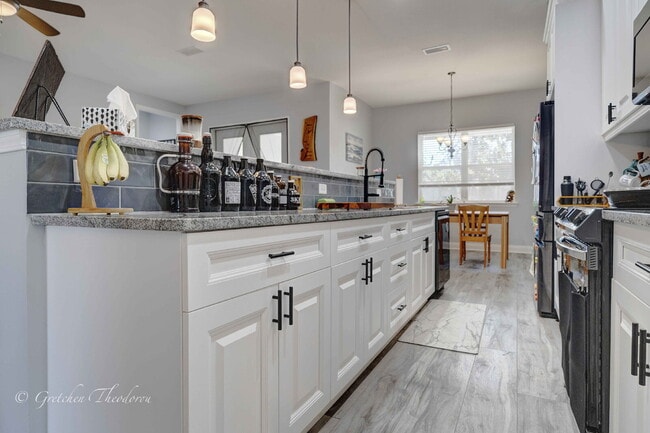 Building Photo - Charming 3-Bedroom, 2 Baths with an Office...
