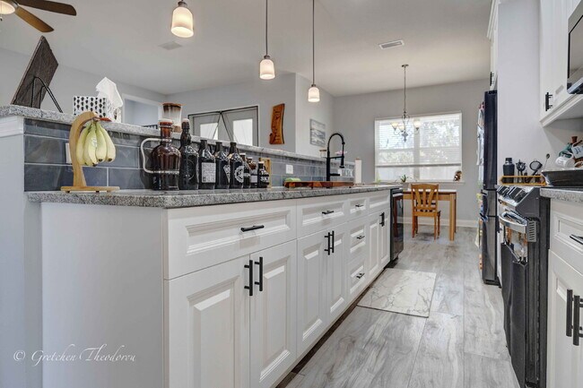 Building Photo - "Charming 3-Bedroom Oasis with 2 Baths and...