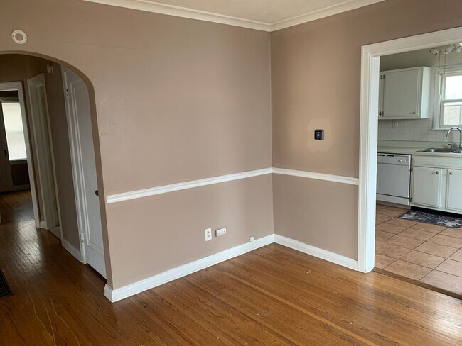 Building Photo - 4-bedroom house for RENT