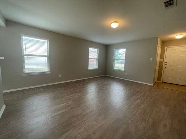 Building Photo - Perfect 3 Bedroom 2 Bath Home! GREAT Fort Worth Location -- Stainless Steel Kitchen Appliances In...