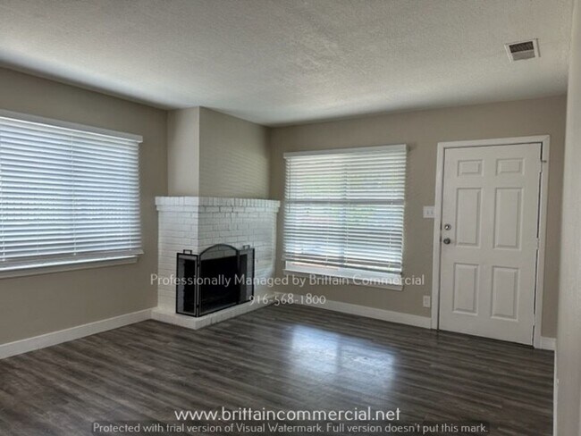 Building Photo - AVAILABLE NOW!! Charming, Spacious Single ...
