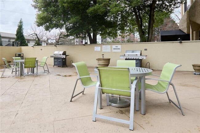 Building Photo - 2479 Peachtree Rd NE