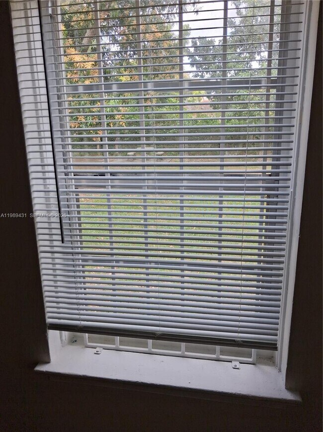 Building Photo - 1043 NE 114th St