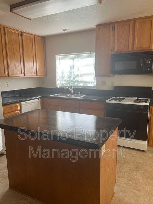 Building Photo - 556 Regency Cir