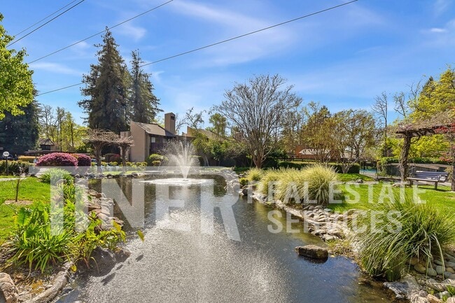 Building Photo - 730 Woodside Ln E