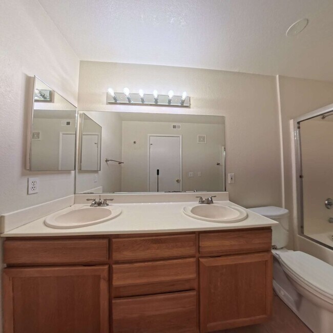 Building Photo - 3 Bedroom | 2nd Floor | Laminate Floors | Gated Community