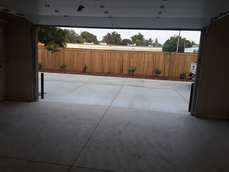 Building Photo - 1005 W 6th St