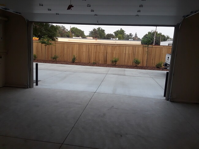 Building Photo - 1005 W 6th St